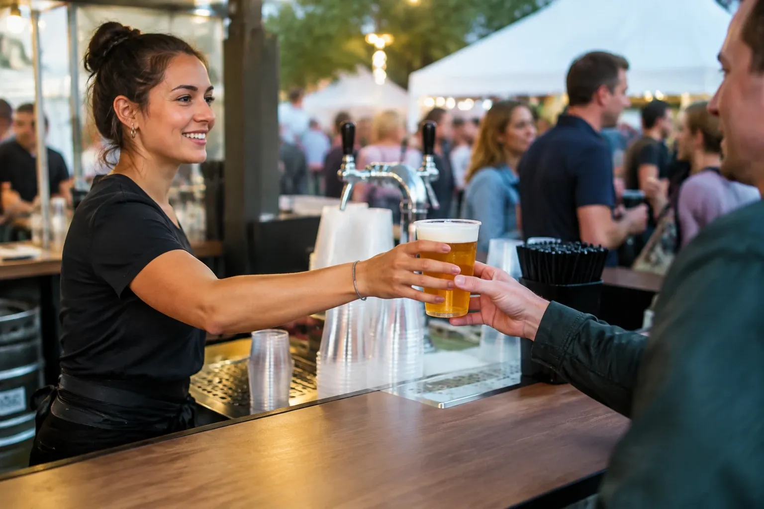 Vrolijke serveerster reikt glas bier over bar naar klant bij druk evenement